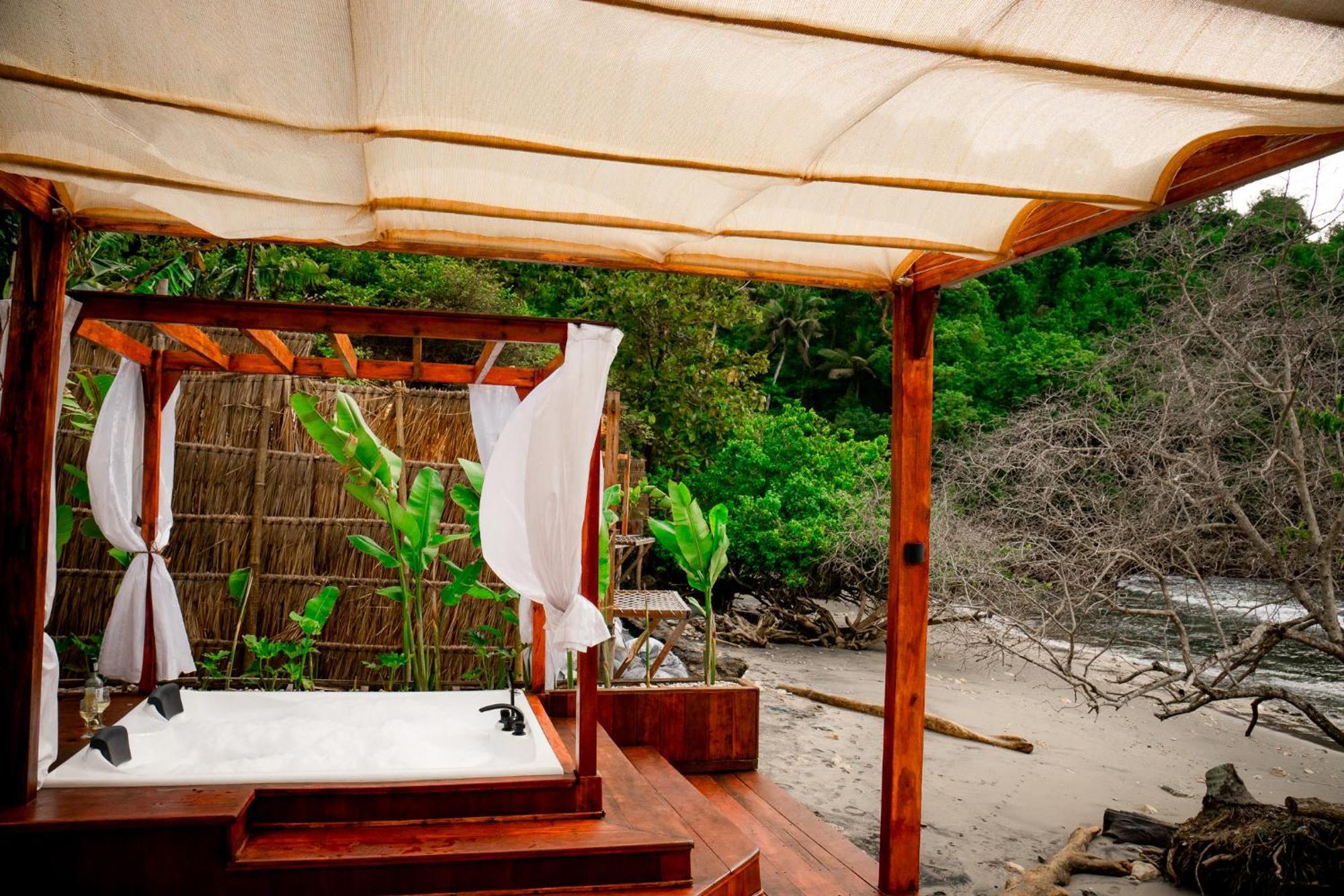 Beachfront Luxury Dome Villas - Gamat Bay Resort Nusa Penida Eksteriør bilde